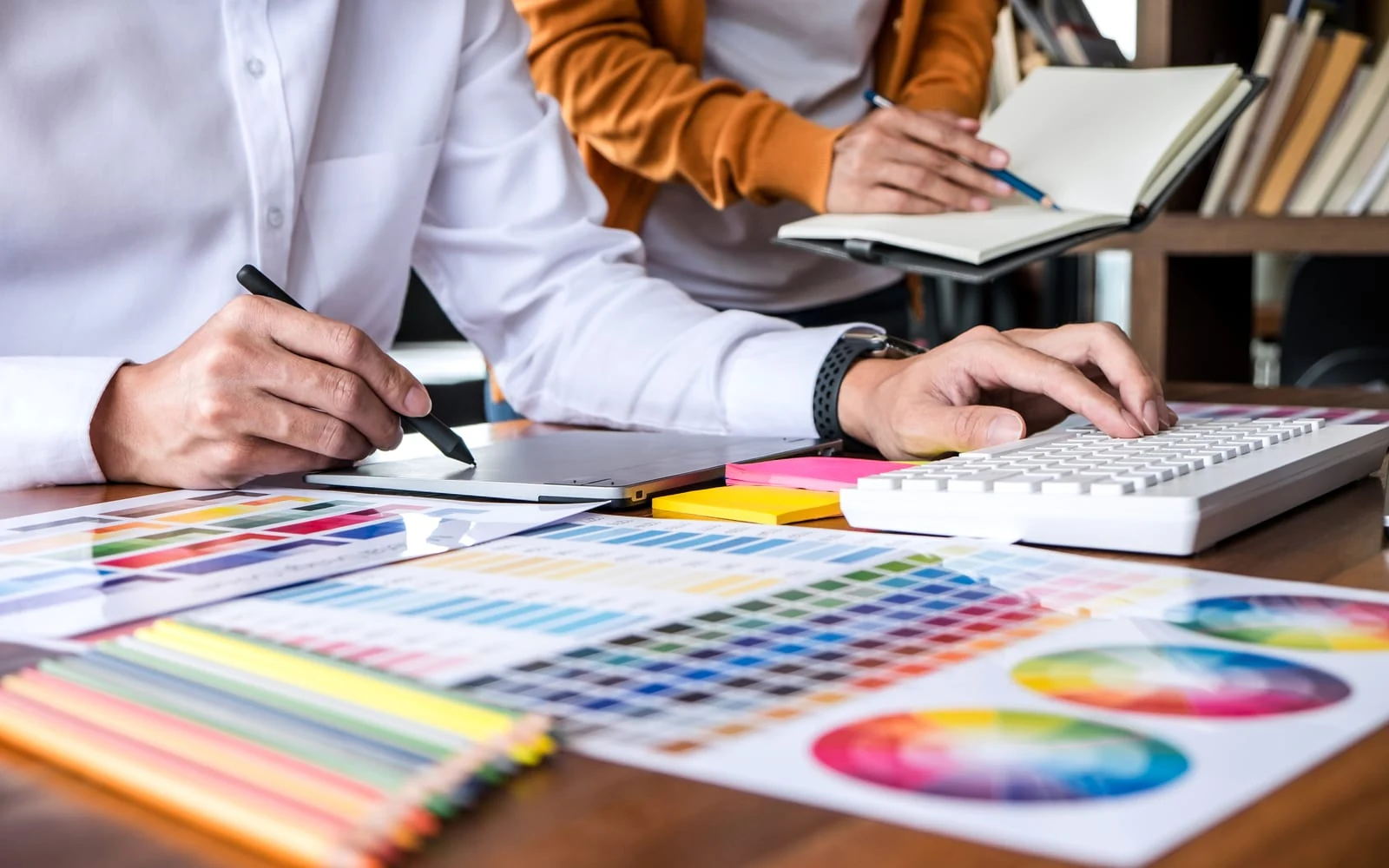Équipe créative en séance de brainstorming coloré