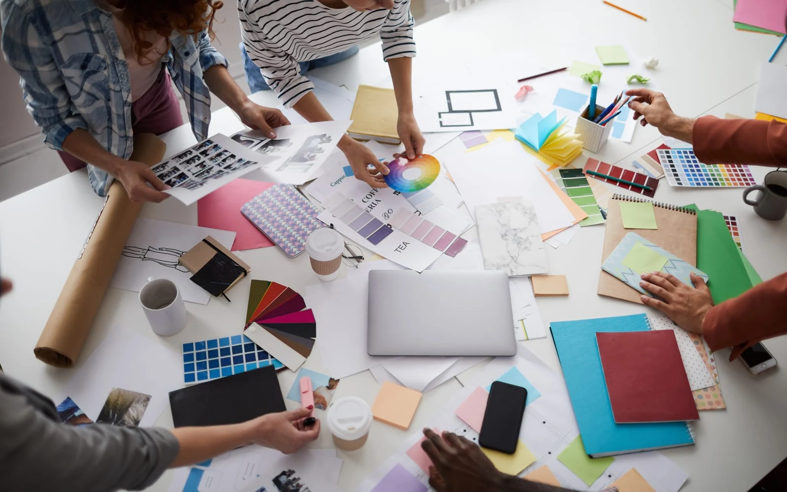 Équipe en pleine séance de travail créatif