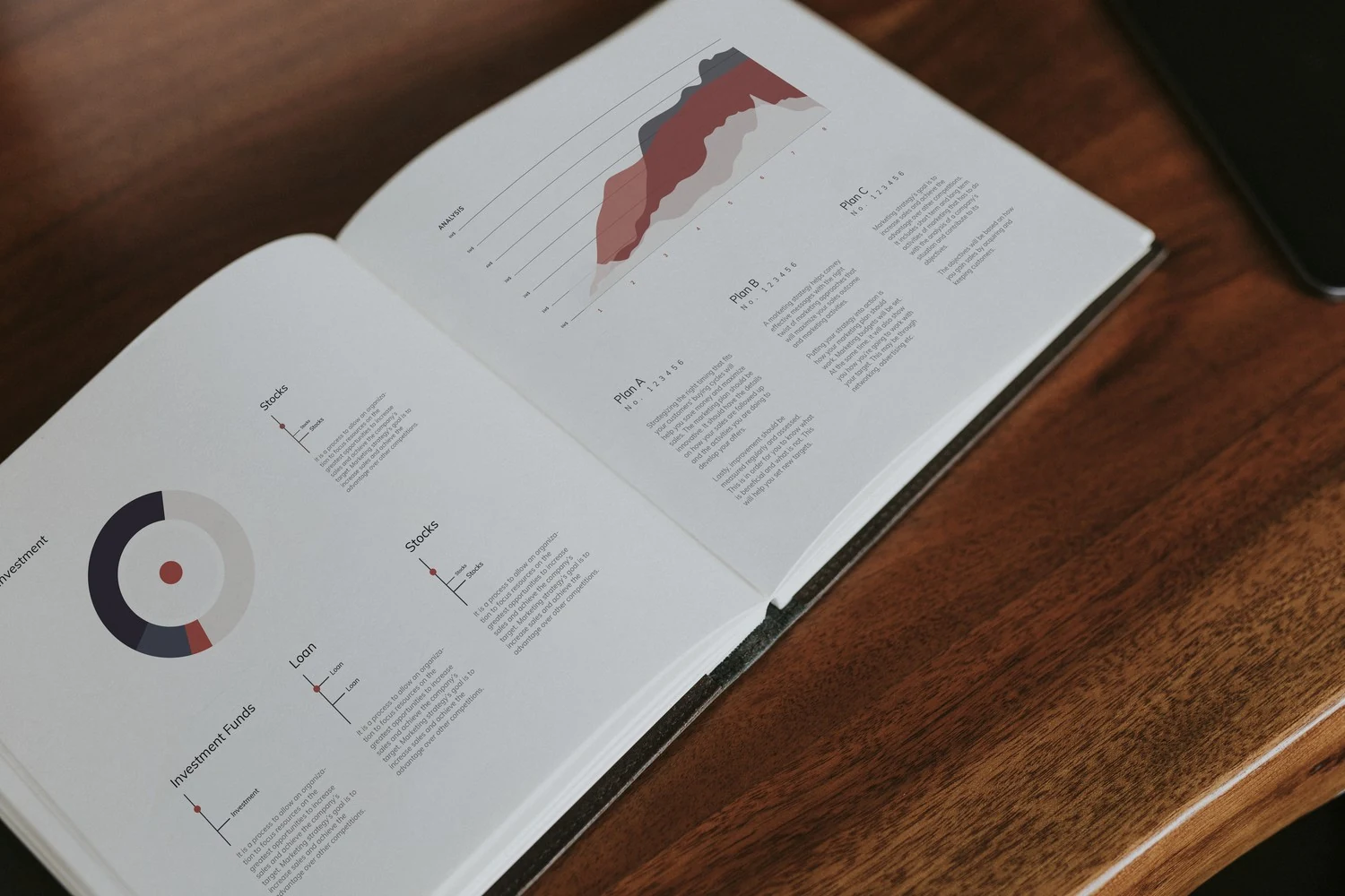 Double page imprimée avec graphiques et données chiffrées