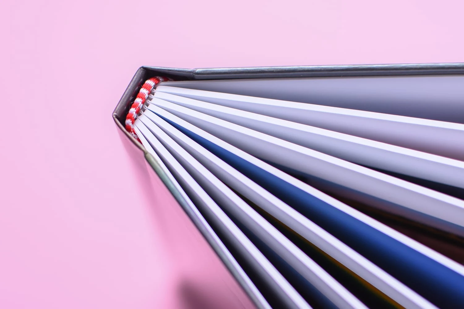 Gros plan sur les pages reliées d'un annuaire imprimé