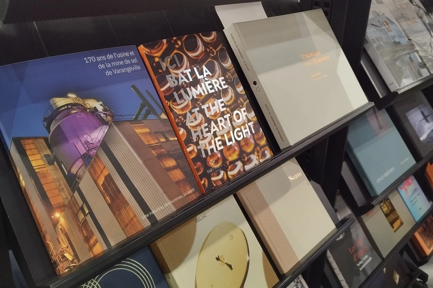 Piles de livres imprimés aux tranches colorées