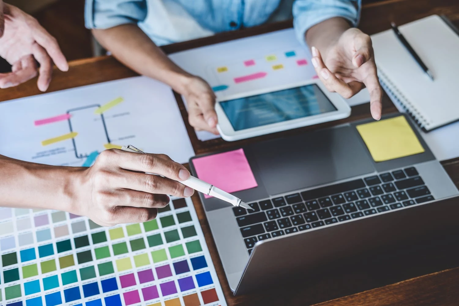 Équipe échangeant des idées à un bureau