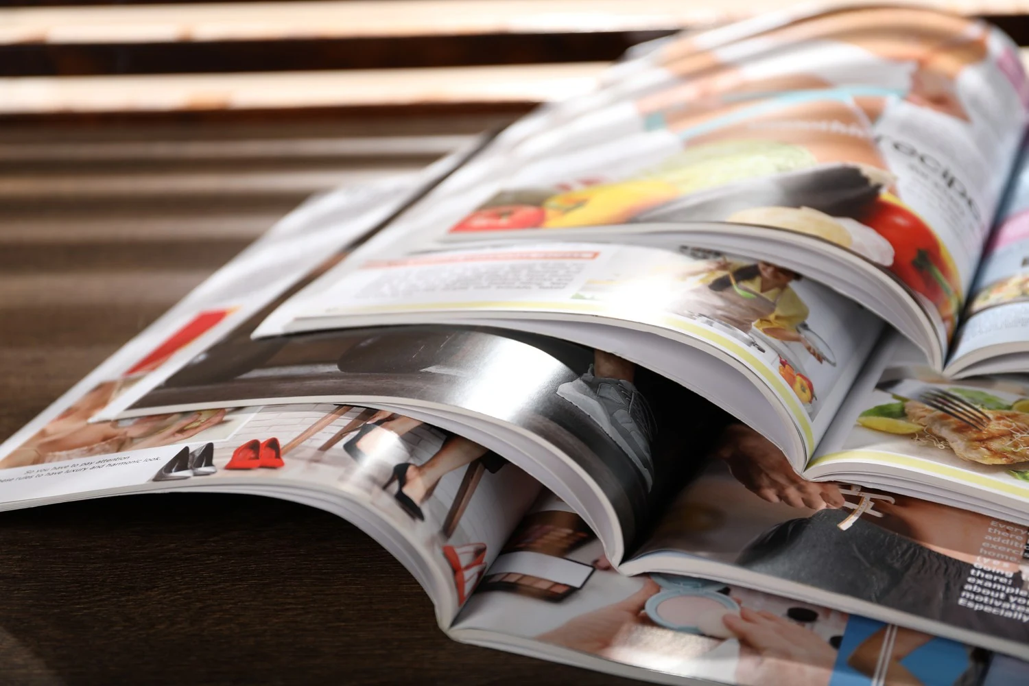 Pile de magazines imprimés ouverts