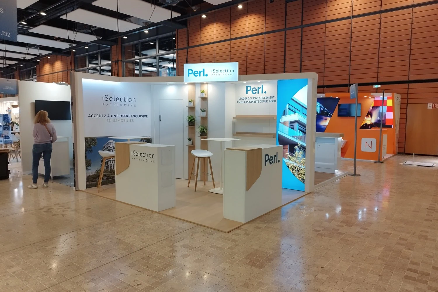 Stand d'exposition avec signalétique et visuels de marque