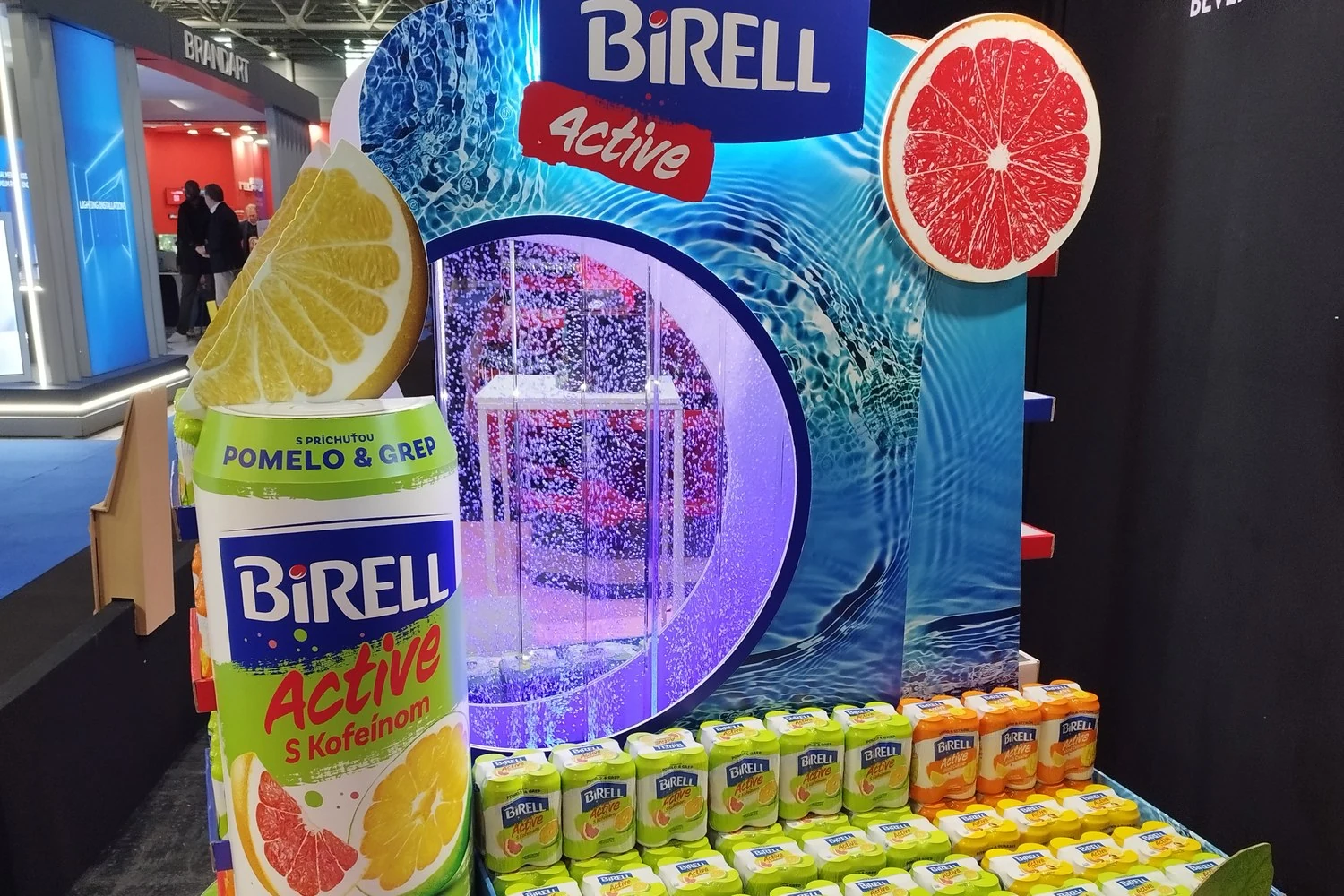 Stand événementiel avec présentoir de produits et signalétique colorée
